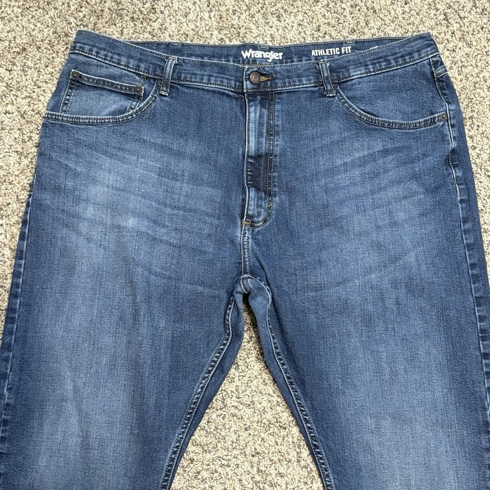 Wrangler Athletic Fit Straight Leg Jeans 40x29 Medium Wash Men's‎ Jeans
